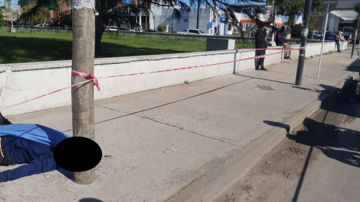 Un hombre cayó muerto en la vereda buscan a los familiares